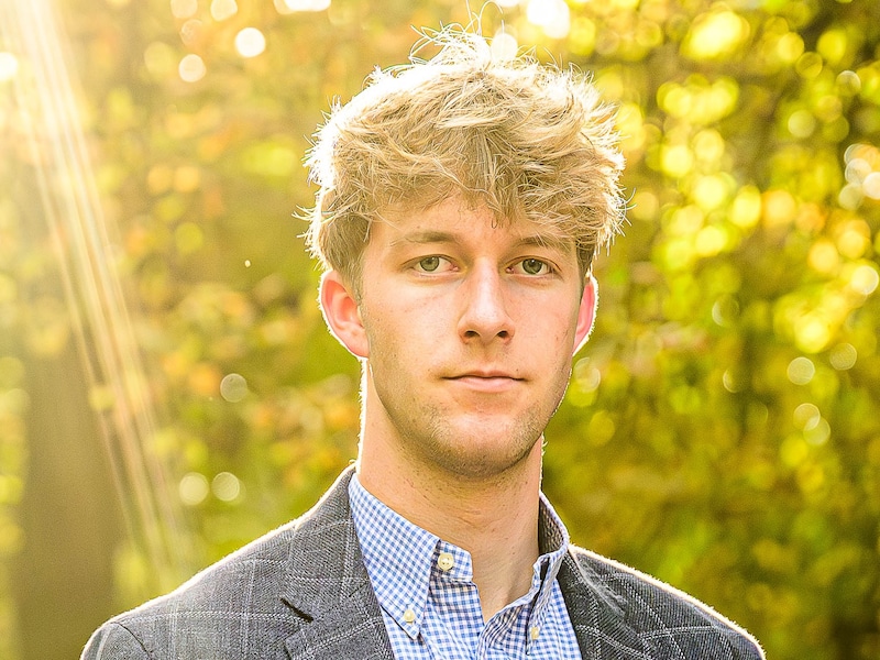 Nieuwe verjaardagsfoto toont nieuwe prins Emmanuel (21): dj- en voetbalprins gaat nu voor carrière als zakenman