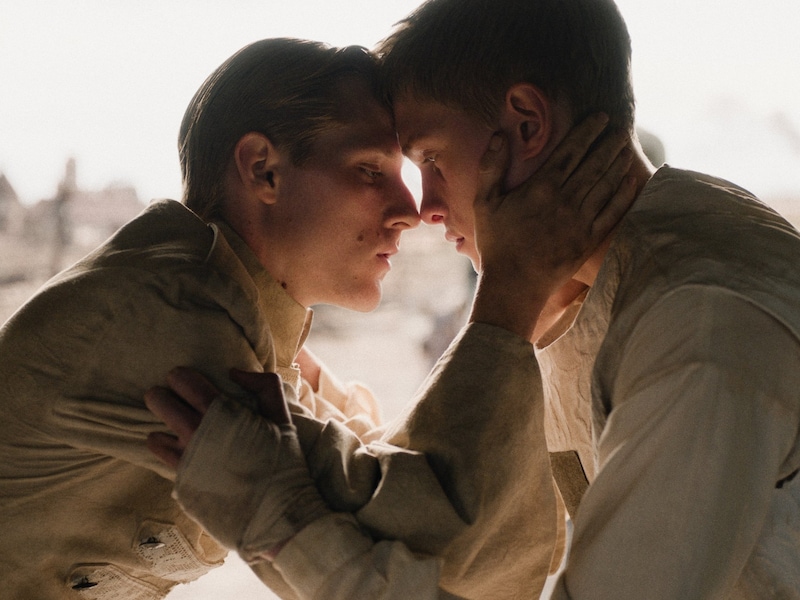 Valentin Campagne (r) en Emmanuel Macchia in ‘Coward’