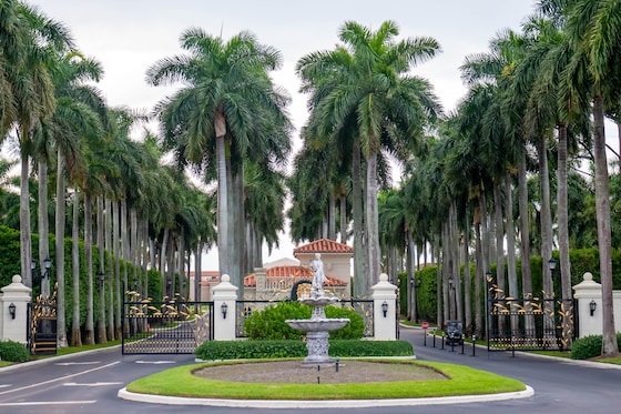 De toegangsweg tot Trumps International Golf Club in Palm Beach County, Florida. 