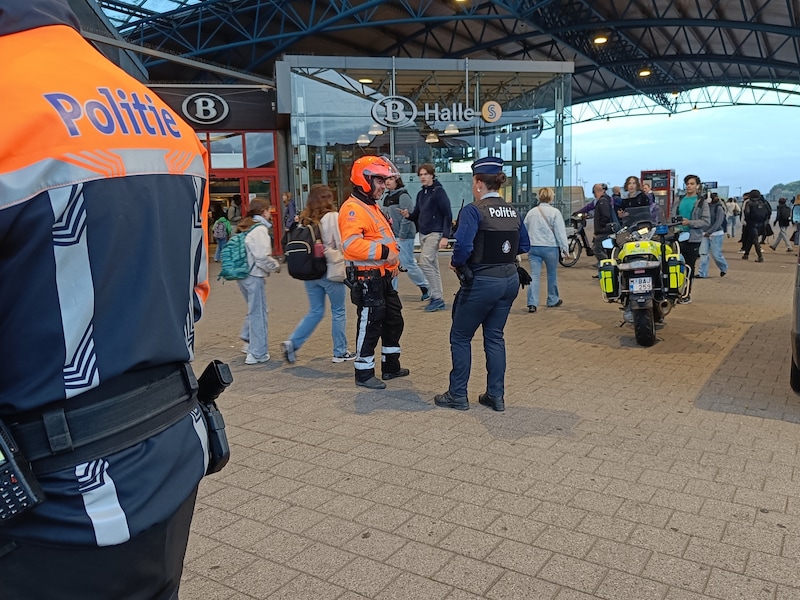 Aangekondigd scholierenprotest blijft uit: politie massaal aanwezig aan station