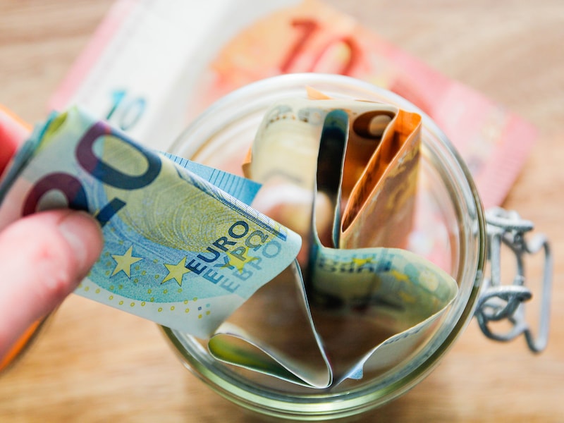 Belgen geven jaarlijks duizenden euro’s uit zonder het te beseffen: hoe komt dat? “Dan kan het zogenaamde ‘payday-effect’ meespelen”