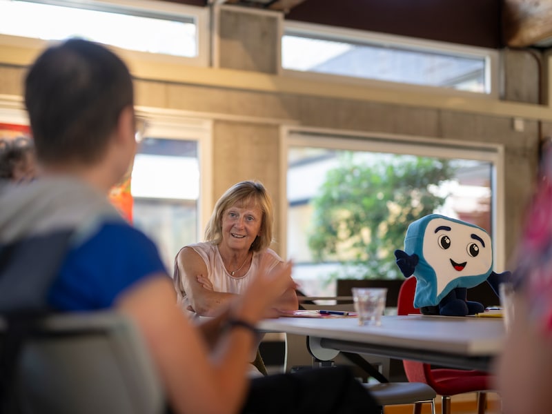 Nieuwe taalmascotte Babbel trekt tijdens Week van het Nederlands door de Vlaamse Rand
