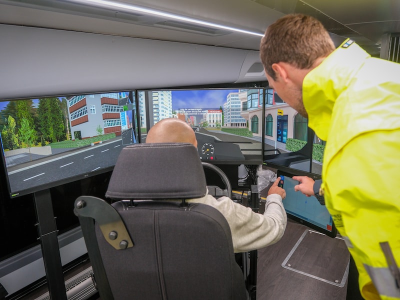 “Ervaren werkt beter dan uitleggen”: eerste bussimulator op Vlaamse jobbeurs moet chauffeurs naar knelpuntberoep lokken