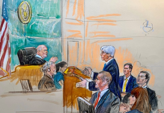 De Amerikaanse districtsrechter Timothy J. Kelly (links) luistert naar advocaten  tijdens een hoorzitting over de verlenging van een bevel dat journalisten van MS NOW, CNN en Politico toegang tot het Witte Huis garandeert. 