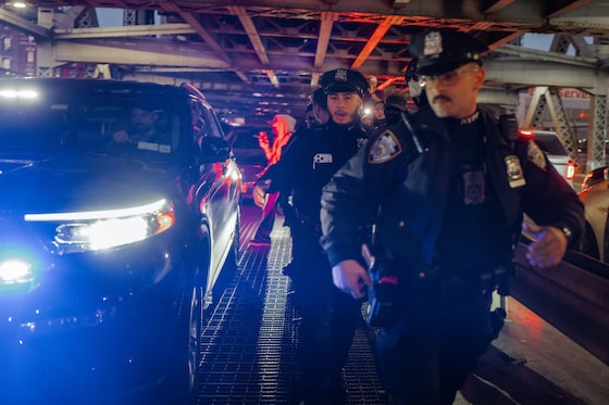 Politie escorteert een auto van migratiedienst ICE na de schietpartij in het New Yorkse stadsdeel The Bronx.