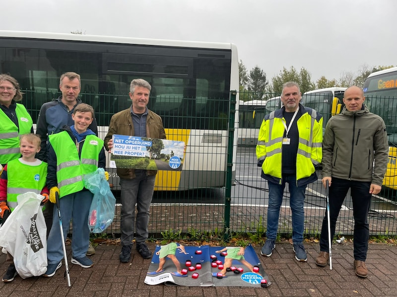 Pajottegem en De Lijn vragen aandacht voor zwerfvuil aan haltes en stelplaats: “Samen houden we het proper”