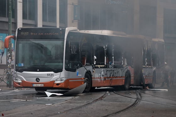  Ook drie MIVB-bussen werden vernield aan het Brusselse Zuidstation. Zij raakten eveneens zwaar beschadigd, maar konden nog wel naar een depot rijden.
