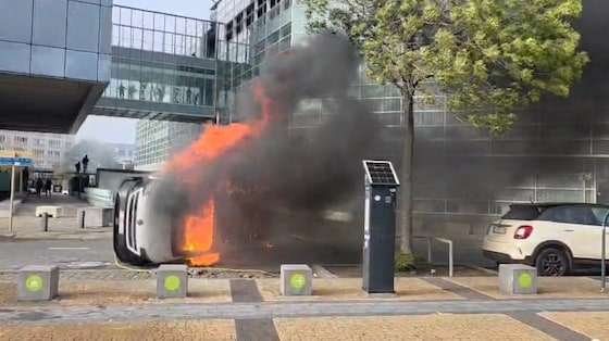 Auto op de zijkant en in brand aan het Zuidstation.