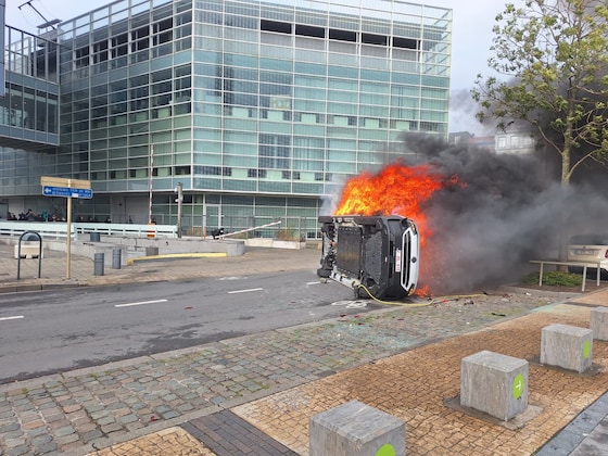 Auto op de zijkant en in brand aan het Zuidstation.