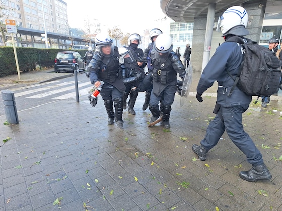 Een gewonde agent wordt afgevoerd aan het Zuidstation.