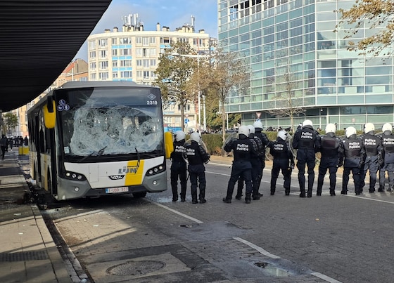 Bus van De Lijn vernield door relschoppers in Brussel.