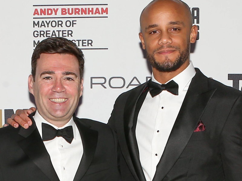 Britse premier Andy Burnham zamelde samen met Vincent Kompany geld in voor daklozen, nu brengt fraudezaak Manchester City hem aan het wankelen