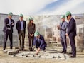 Burgemeester Jenne Meyvis legt de eerste steen van het Park aan de Stroom. 