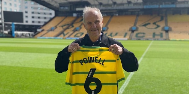 Het verhaal van Tony Powell en zijn dubbelleven in de voetbalwereld ...