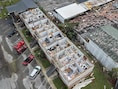Een appartementencomplex waarvan het dak is weggeblazen door orkaan Isaias in Milton, Florida.