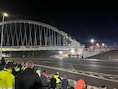 Meer dan 2.000 toeschouwers volgen plaatsing nieuwe loodzware boogbrug over E40 in Bertem