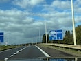 Auto belandt op dak op aansluiting Ring met A12: twee gewonden, weg richting Brussel tijdlang versperd