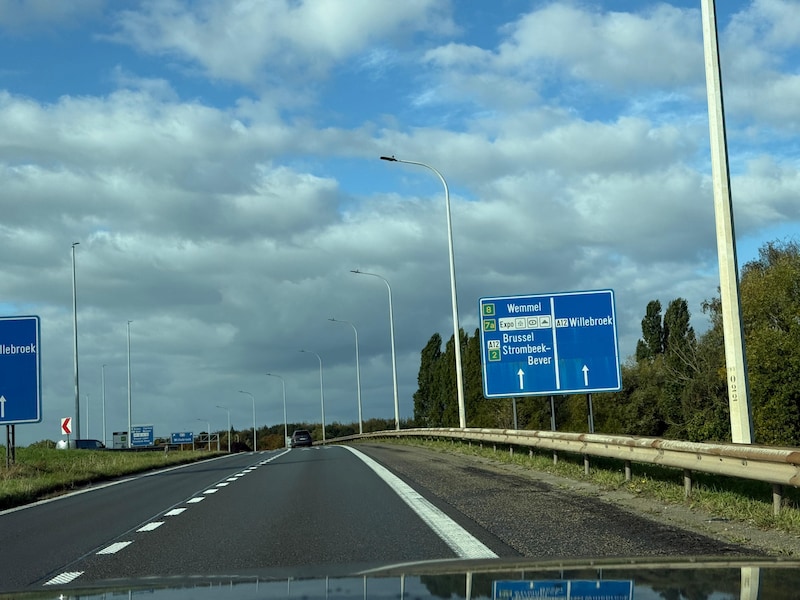 Auto belandt op dak op aansluiting Ring met A12: twee gewonden, weg richting Brussel tijdlang versperd