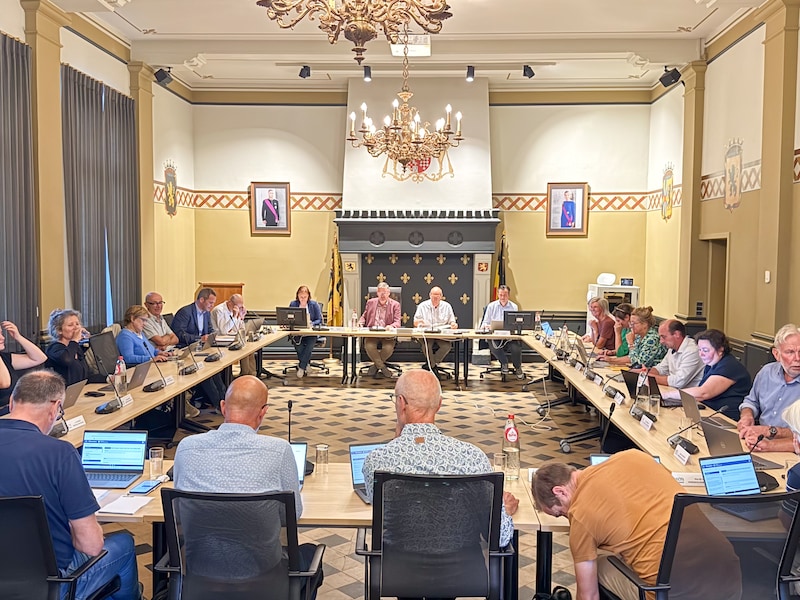 Gemeenteraad buigt zich over nieuwe toeristenbelasting, overstromingsgevaar en toegankelijkheid van AED-toestellen