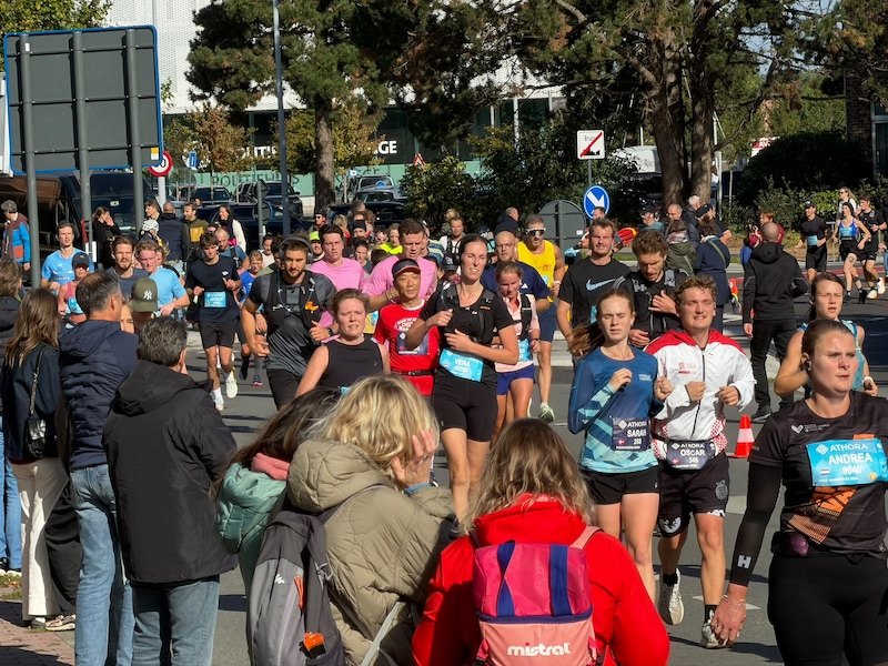 Athora Bruges Marathon op gang: duizenden lopers trekken door Brugge en Damme voor recordeditie
