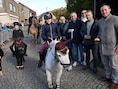 Baasjes en ruiters laten honden en paarden traditioneel zegenen in Uitkerke