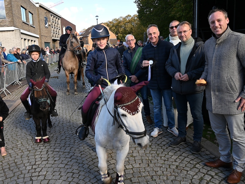 Baasjes en ruiters laten honden en paarden traditioneel zegenen in Uitkerke