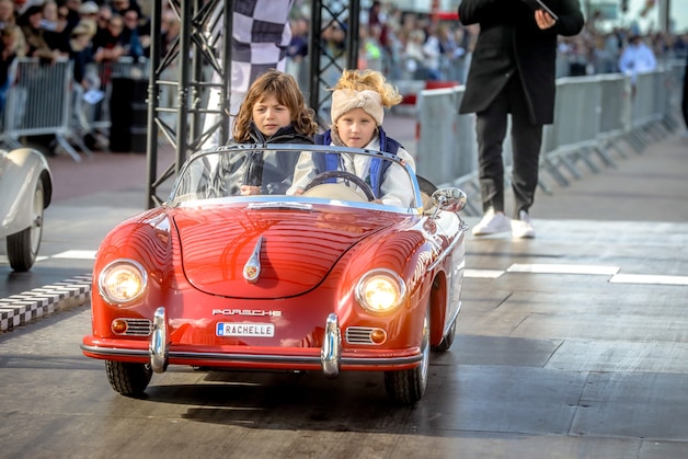 KIJK. Van mini-Porsches tot kleine racepiloten: kinderen stelen de show ...