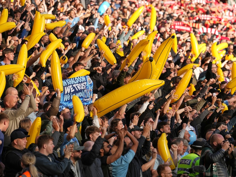 Een uitvak vol... bananen: Manchester City-aanhang betuigt op bizarre wijze steun aan club na hetze rond financieel gesjoemel