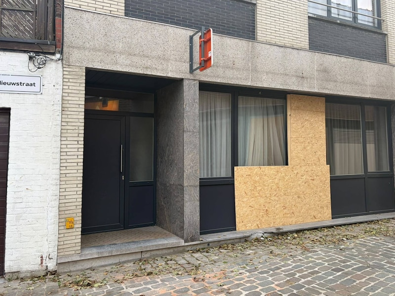 Tiktokker (35) knalt onder invloed met auto tegen gevel in Wervik: “Ook agressief tegenover de politie”