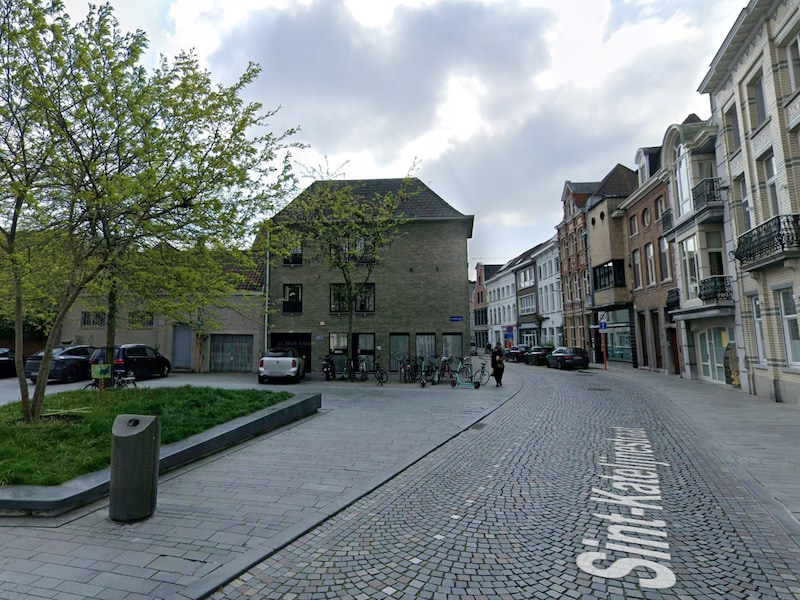 Vrouw deponeert zakjes met huishoudelijk afval in publieke vuilniszak: “Dat is niet de bedoeling”
