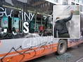 Verschillende bussen werden vernield en beklad met onder meer de naam van Valérie Glatigny, minister van Onderwijs in de Franse Gemeenschapsregering. Inzet: het waterkanon moest ingezet worden.