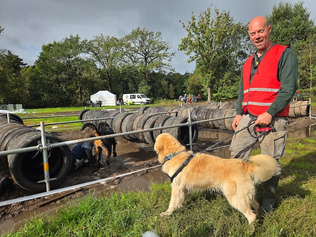 500 honden leven zich met hun baasjes uit op eerste Titan Paw in De ...