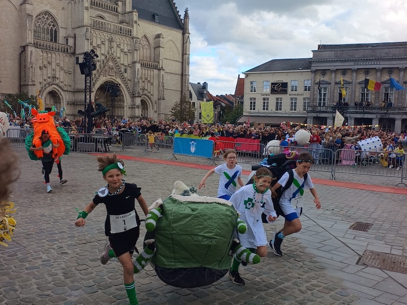 De Lazuur trekt door de straten van Tienen tijdens Kweikersdag