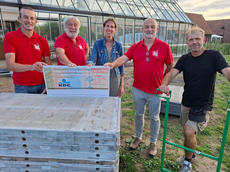 De Rode Lopers schenken 2.000 euro voor serre en tuinatelier van ’t Ferm in Rollegem-Kapelle