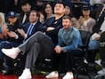 Nee, dit is geen AI: David Beckham lijkt wel een kind wanneer hij naast reusachtig basketbalicoon zit