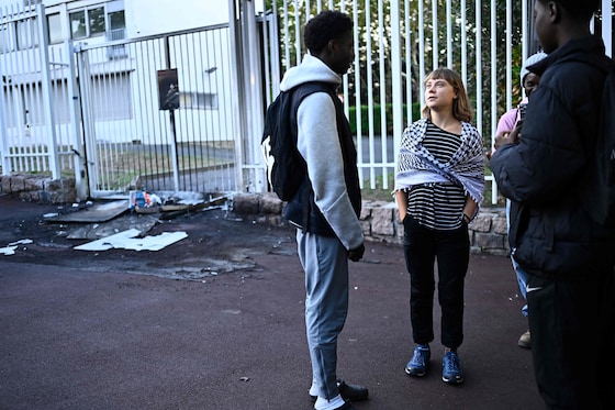 De Zweedse klimaatactiviste Greta Thunberg neemt deel aan de manifestaties voor de middelbare school Paul-Eluard in Saint-Denis.