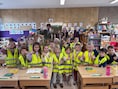 Maarkedal deelt gratis fluohesjes uit aan alle leerlingen van het eerste leerjaar: “Een veiligere schoolomgeving begint bij zichtbaar zijn”