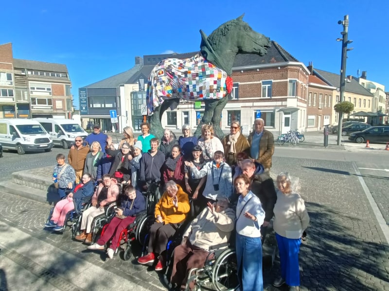 Prins draagt voortaan kleurrijk troostdeken als symbool van verbondenheid