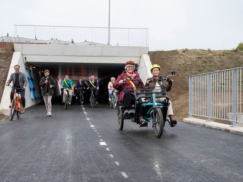 Kruispunt Mechelse Poort in Dendermonde is vernieuwd: minister en burgemeester rijden op duofiets nieuwe fietstunnels in