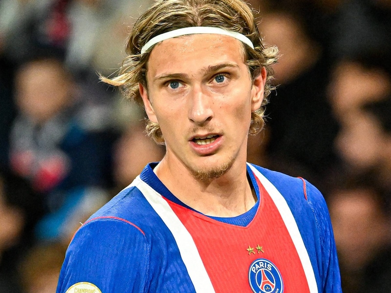 Nu al ‘een miskoop’ genoemd, maar zijn medemaats van PSG én Luis Enrique stellen veel vertrouwen in hem: waarom alles wel goedkomt met Mika Godts