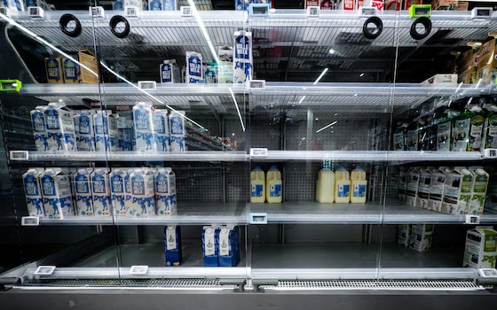 Veel lege rekken in een Albert Heijn-supermarkt door een cyberincident bij moederbedrijf Ahold Delhaize