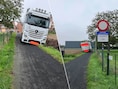Vrachtwagen rijdt zich op weg naar industriepark vast op fietswegel in Nieuwkerken-Waas