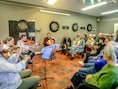 Toporkest brengt klassieke muziek (tussen de dartsborden) tot bij Bruggelingen die er zelf niet naartoe kunnen