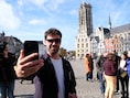 Televisiemaker Karl Meesters test eerste ‘Selfie for All’-tegel uit: “Een wereldprimeur die selfies toegankelijk maakt voor iedereen”
