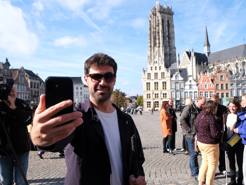 Televisiemaker Karl Meesters test eerste ‘Selfie for All’-tegel uit: “Een wereldprimeur die selfies toegankelijk maakt voor iedereen”