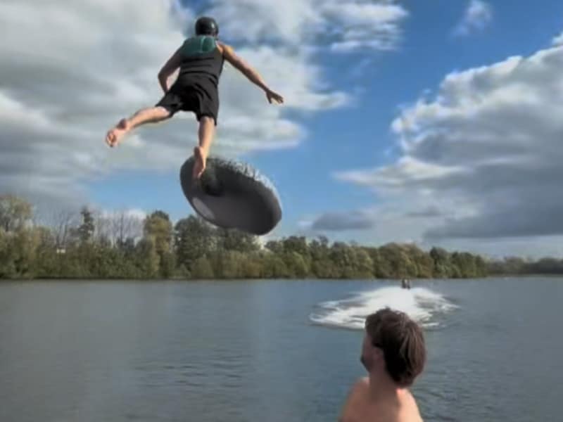 Kijk. Een jetski, een touw, een oude skateramp en een portie durf: deze ingrediënten maakten van Slip & Slide een waar spektakelstuk