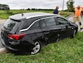Bestuurster ongedeerd, maar auto rijp voor de schroothoop na botsing met boom in Wervik