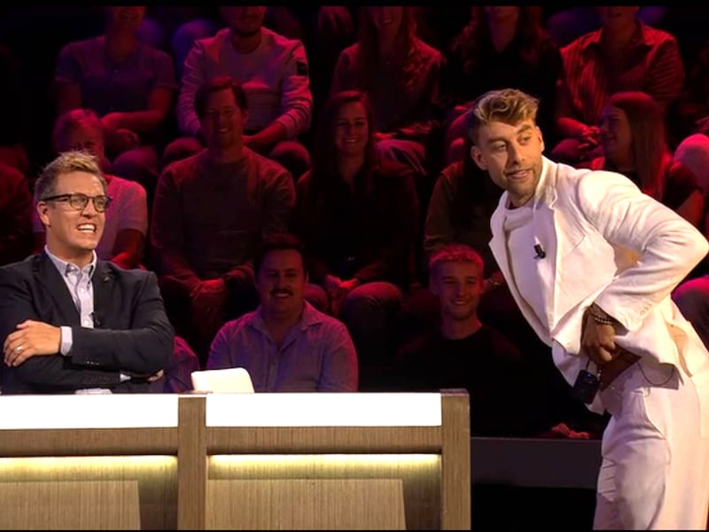 “Gebruikt je vrouw ook drugs?”: Ward Lemmelijn zorgt voor hilariteit maar ook voor gênante uitschuiver in ‘De slimste mens’
