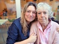 Bernadette (66) verzorgde Xenia (36) als baby, nu passen ze samen op kinderen: “‘Waarom vraag je haar niet’, zei mama, ze is ook net met pensioen”