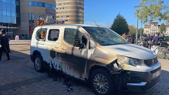Bij nieuwe opstootjes in Brussel zijn verschillende deelfietsen vernield en in brand gestoken. 